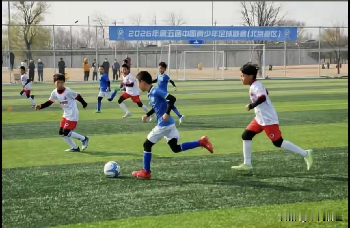 丑陋让中国足球体无完肤。中国足球青少年联赛北京赛区，竟然有球队接二连三往自己家球