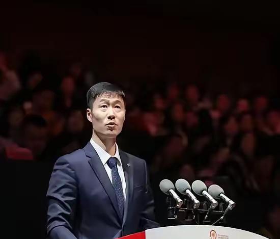 这次重庆冠军赛，国乒无人登顶，前所未有。张本一家两人杀进四强，一人获得冠军。有人