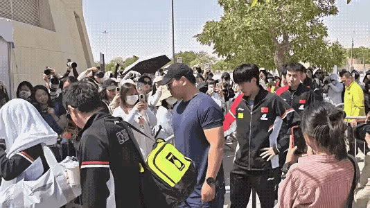 球迷乌泱泱地赶到体育馆门口，为即将开战的莎头组合助威加油来啦！虽然松岛辉空/张