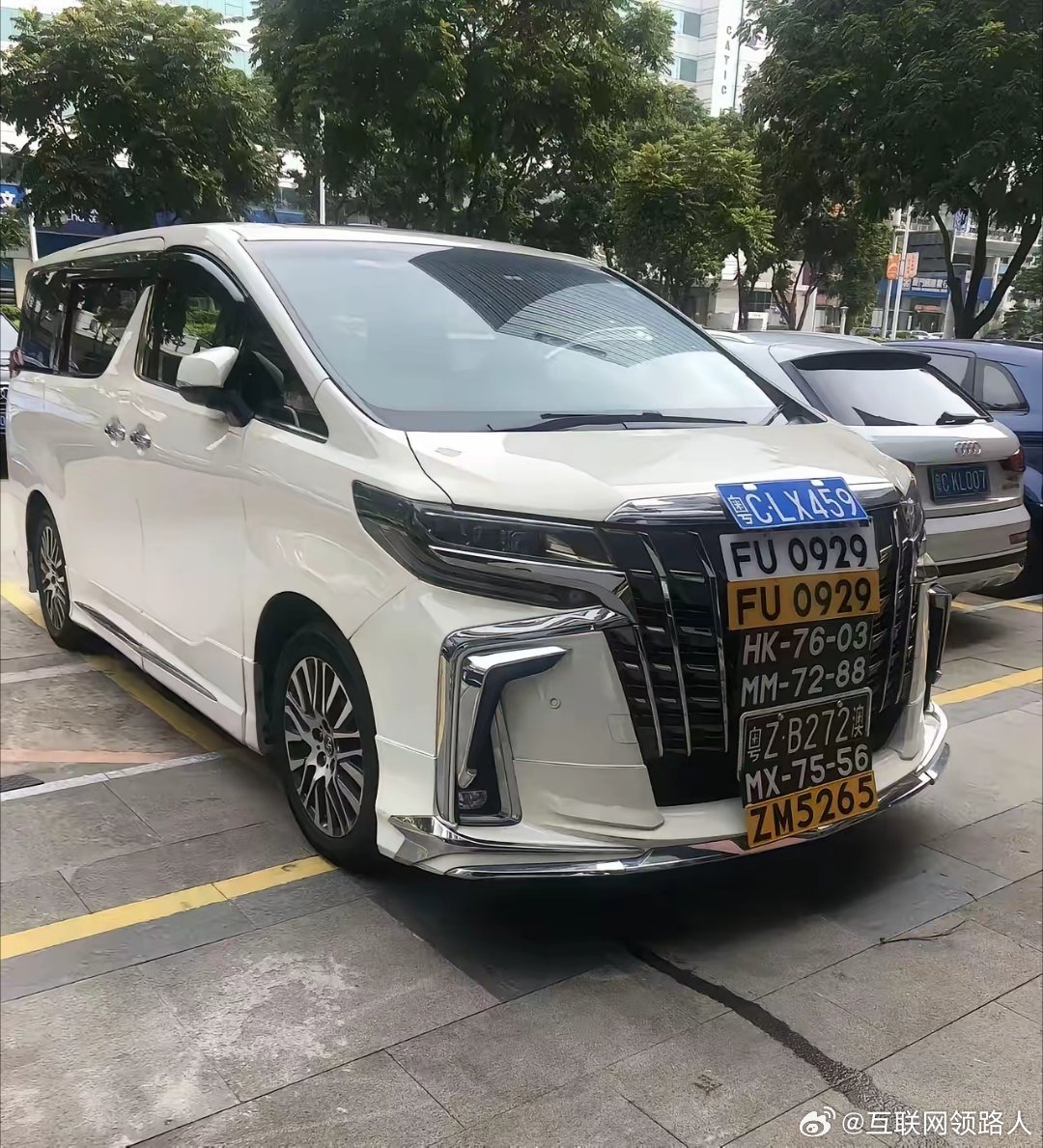 一辆车挂着8个车牌，这操作真是少见！见过最多的也就三个，这8个车牌各有什么说法？