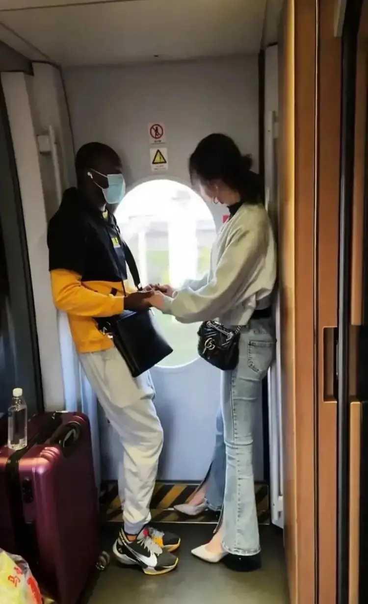 去广州的火车上看到的。他们只是在车上偶遇，便成了一对恋人。时间都不带停滞的。