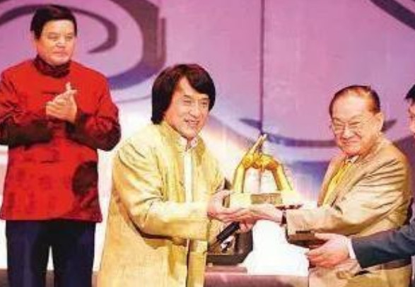 有一次，房祖名请李玟吃饭，结果李玟带了十几个人过去，房祖名一看这可咋办？兜里没这