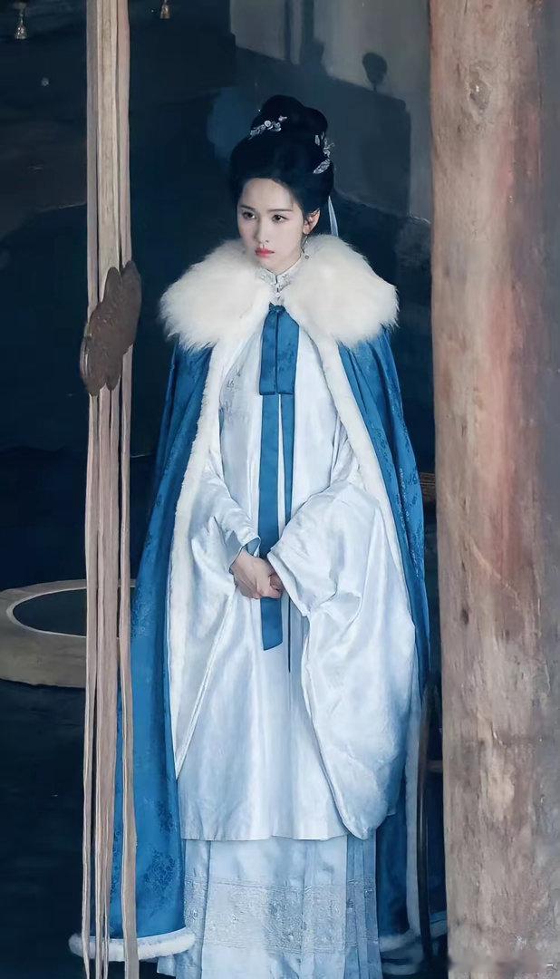 女明星斗篷古装造型集合陈都灵，李一桐，任敏，田曦薇，王楚然，卢昱晓，杨紫，白鹿，杨紫，白鹿，陈都灵，