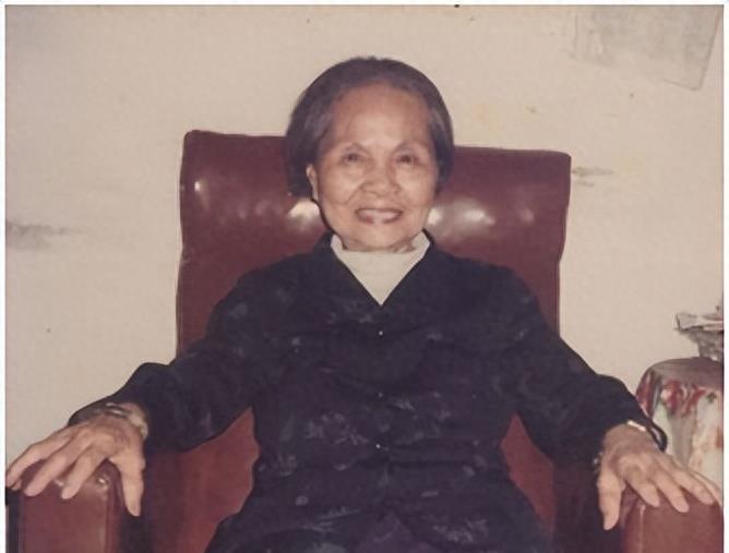 1953年秋的中南海新华门前，一位穿蓝布衫的妇女突然驻足，对着卫兵轻声却坚定地说