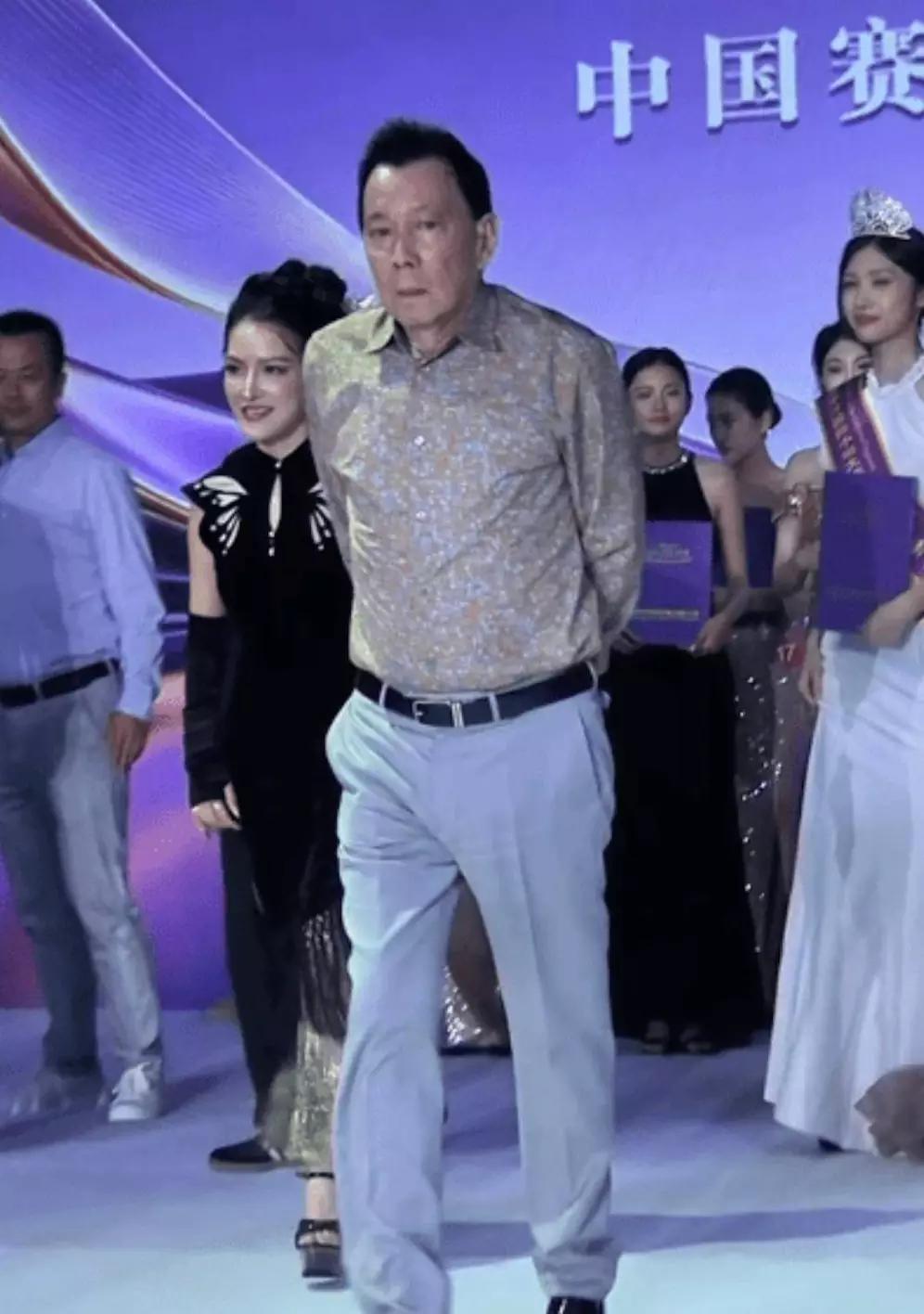 陈冠希父亲陈泽民果然气度不凡。儿子好汉，老子英雄。头发染得乌里，一根白发都看不到