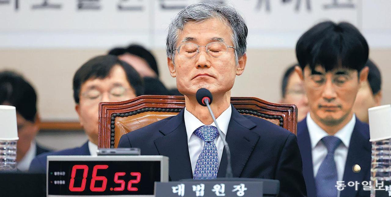 韩国媒体消息，10月13日韩国国政监察中，曹熙宰大法院长与执政党爆发冲突，共同民