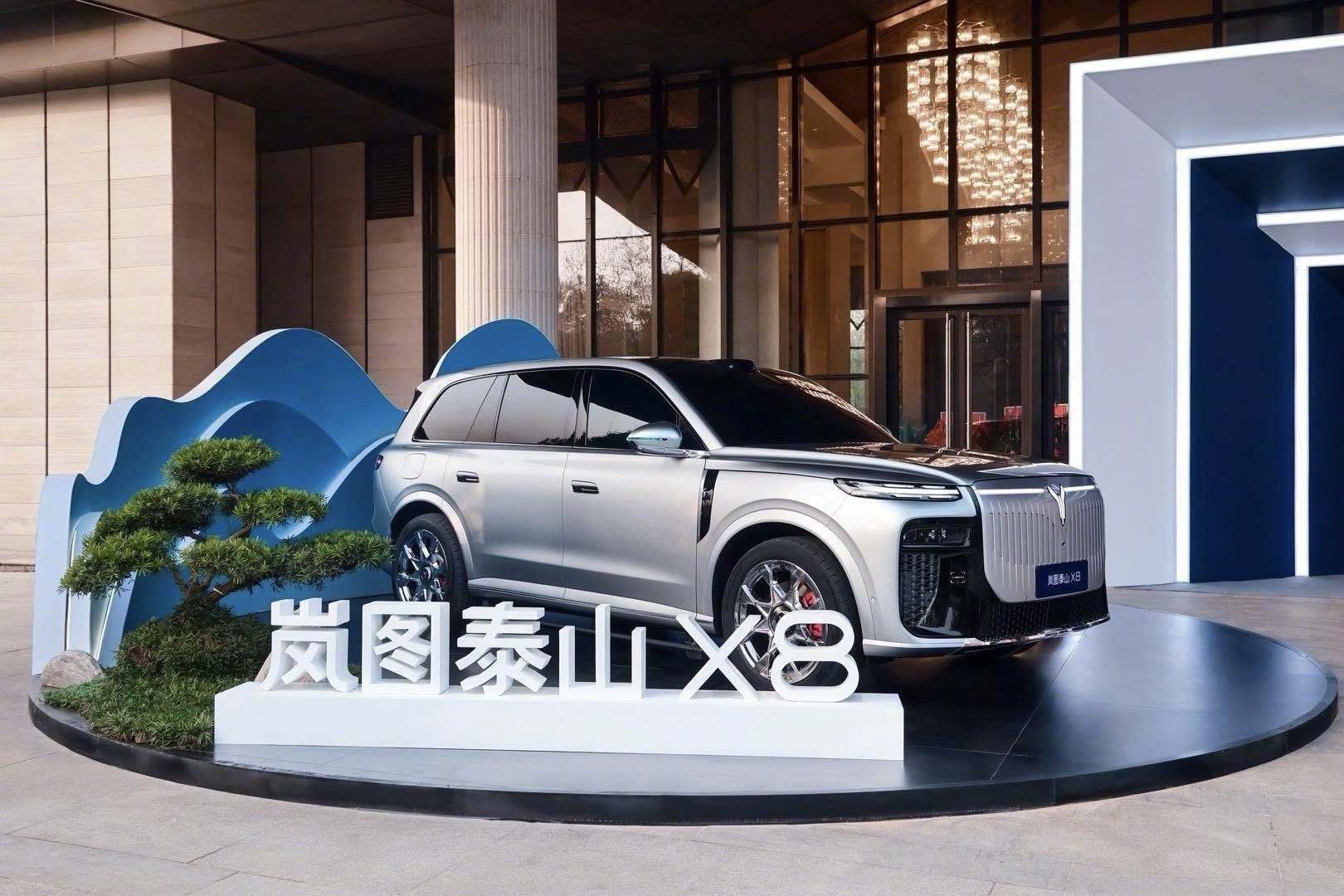 聊几句刚亮相的岚图泰山X8。定位是5.2米车长的大五座SUV，主打一个极其充裕的