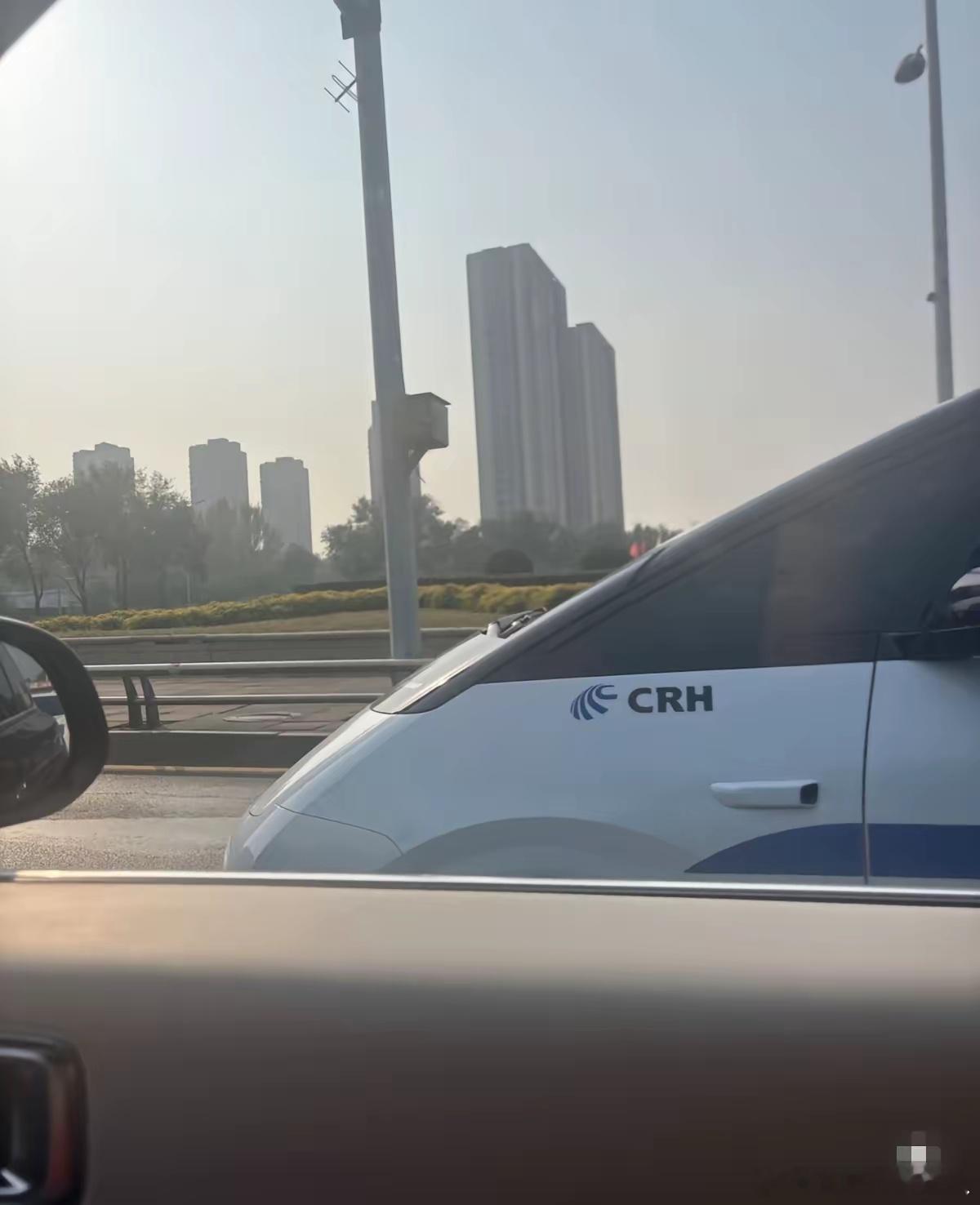 今天早上在深圳龙岗大道把我吓了一跳！我正开着问界M8去华为上班呢，一扭头，我还以