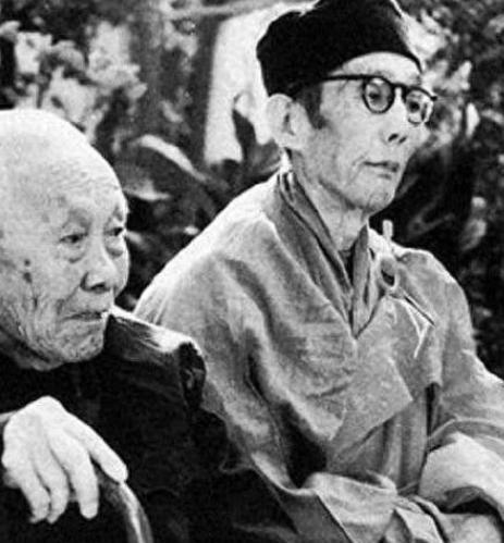 晚清时期，婉容洗澡时，命令刚来的太监孙耀庭伺候自己，谁知，孙耀庭刚解开她衣服，就