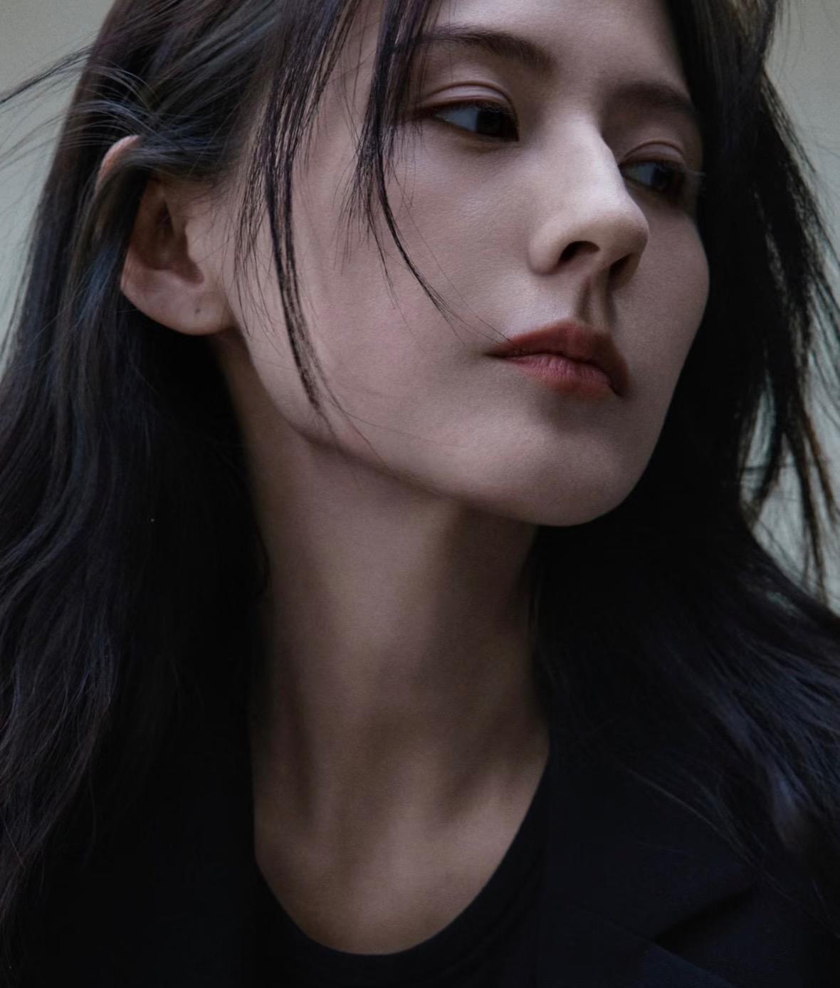 热依扎翻红之谜终于解开了，不是靠炒冷饭博同情，也不是吃“拽妃”老本，而是靠演
