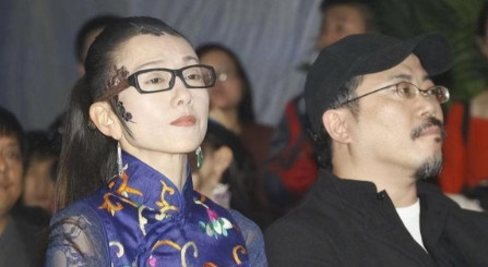 一次，杨丽萍的富商老公催她：咱俩生个孩子吧。杨丽萍答应了，随后，她去医院检查，回