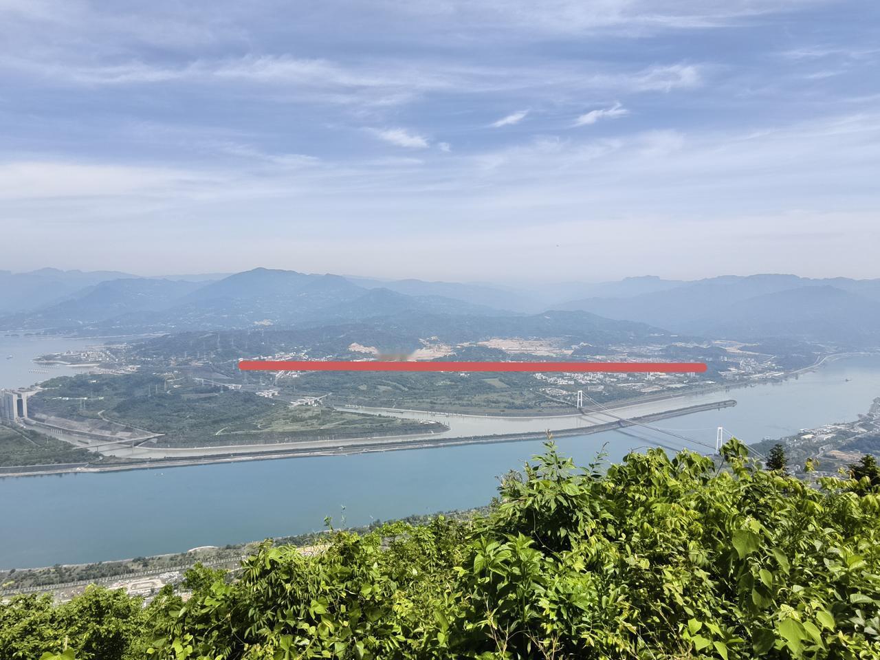 看图，这是远观的宜昌三峡坝区全景图。图上可以看出三峡水运新通道“三峡五级双线船闸