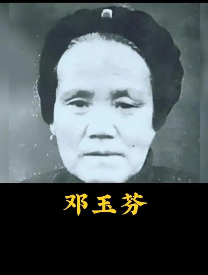 1944年，一对母子在山洞中躲避日军，突然，儿子大声哭闹，情急之下，母亲将棉絮塞