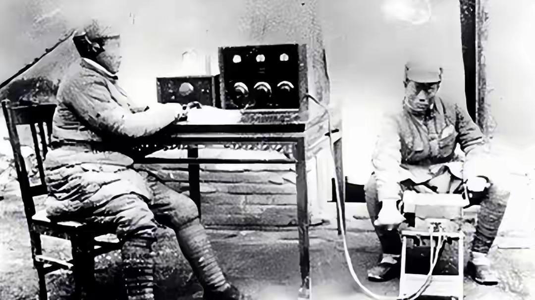 红军电台队长深夜叛逃，机密险些泄露，毛泽东亲自出手堵住漏洞。1931年，红军刚