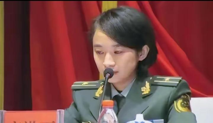 2013年一位名叫庞洪雨的新兵，从领导手中郑重地接过了授予“少校”警衔的命令。消