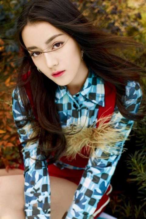 迪丽热巴可爱感系写真白白嫩嫩到杨颖都眼红