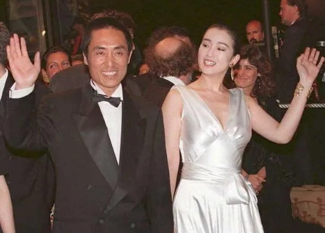 1986年，张艺谋筹拍《红高粱》时，本来定了史可演女主，但巩俐也想演，张艺谋便让