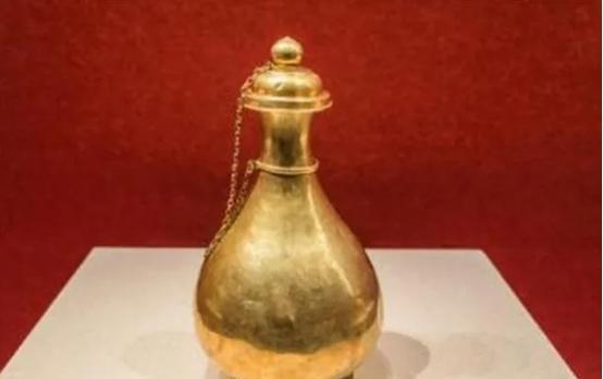 1951年，考古人员在万历皇帝妃嫔墓中，发现一个小金瓶中装有神秘液体。化验结果一