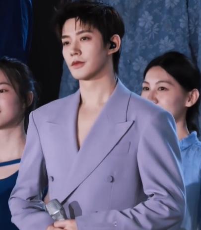 邓为五四晚会录制直拍、邓为紫色西装很有韵味五四晚会最新路透！邓为紫色西装挺拔俊