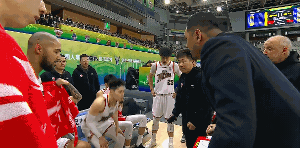 如果篮协这一次不处罚钟诚带队消极比赛，那就应该立即解禁李春江禁赛，并且重新评估李