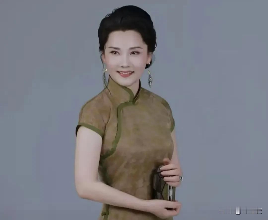 何赛飞老师有着非常沉重的童年创伤，这让她的身上充满了坚硬的刺！所以她能给别人