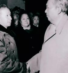 陈毅元帅追悼会上，毛主席看到了粟裕，突然趋步上前，一把紧握粟裕的手，深情地说：“