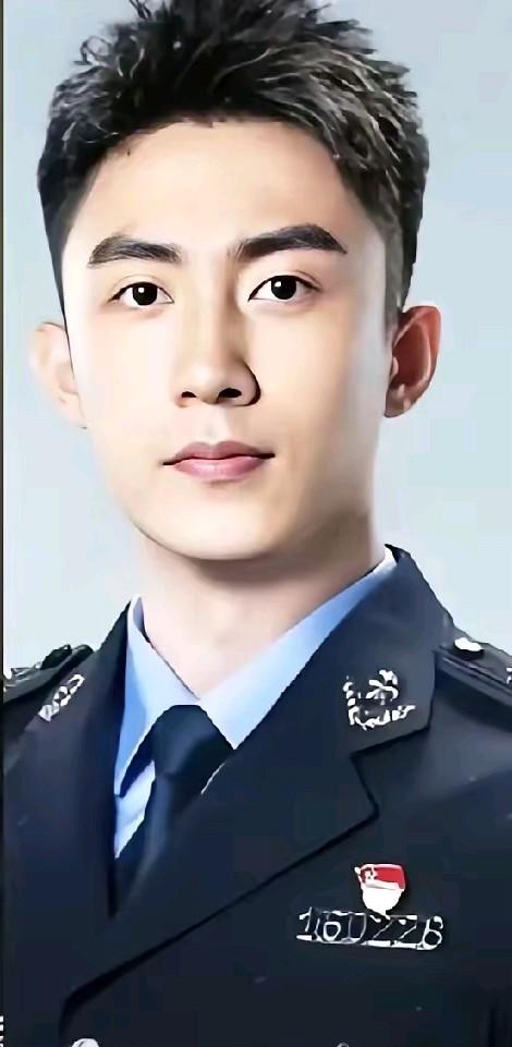 黄景瑜和肖战谁更帅，如果把黄景瑜和肖战放在一起比较，很明显的看出黄景瑜要比肖战要