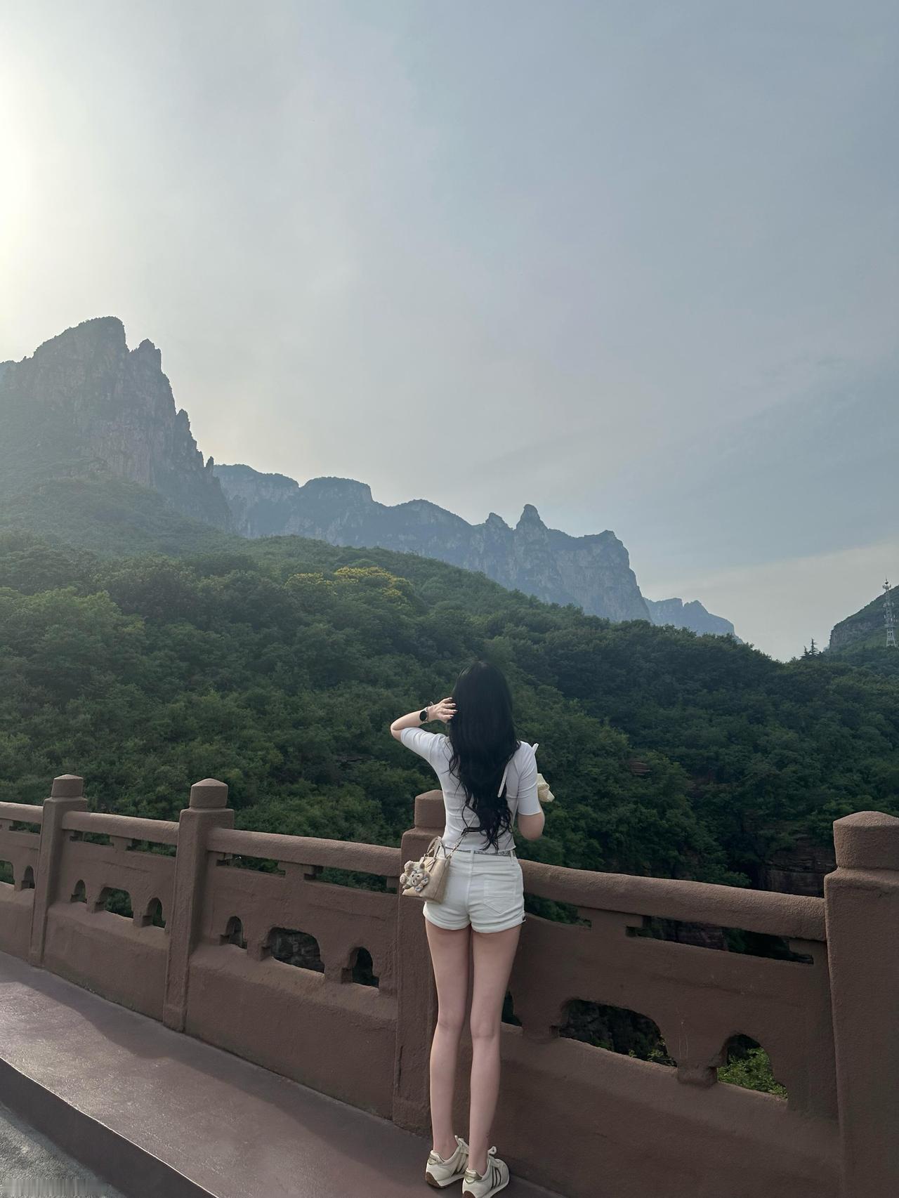 我想把自己，活成一颗辣椒。不喜欢的人，尝一口就辣得跳脚；喜欢我的人，
