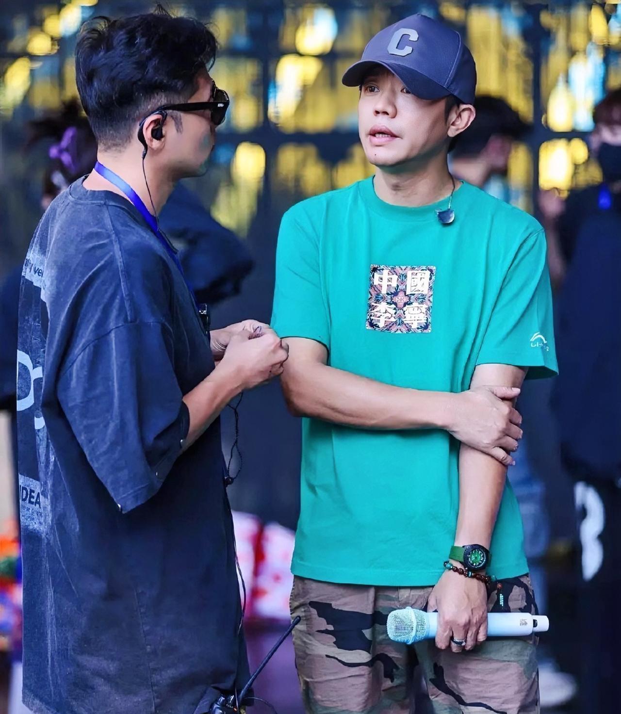 万万没想到，曾毅也是火起来了连戴一块手表都能够被放大出来做文章，原本曾毅好不
