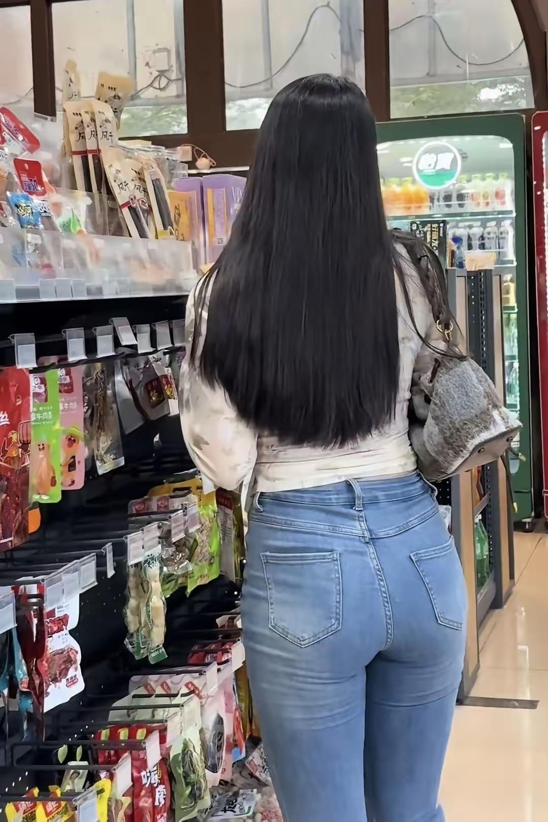 便利店的货架藏着琐碎的快乐，一头乌黑长发衬着牛仔的随性，在琳琅满目的零食间，把日