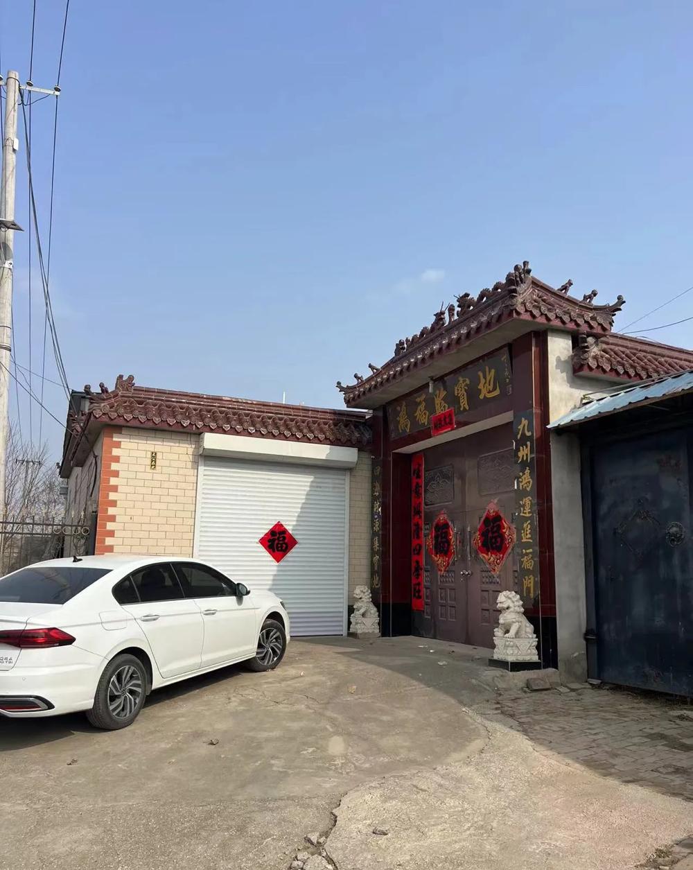 我姨家出事了，倒霉透顶。他们家去年在正房西侧加盖了两间新房，高度、外观跟主房一模