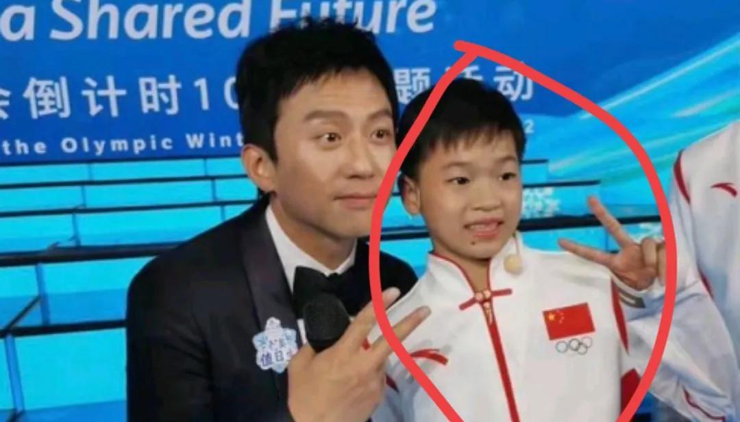 全红婵急着退赛养伤？原来脚腕的旧伤又来找麻烦了。从墨西哥比赛回来，她身上缠的绷带