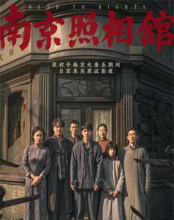 一个9岁的男孩看完电影《南京照相馆》后，回到家里把他最爱的奥特曼玩具全部都丢掉，