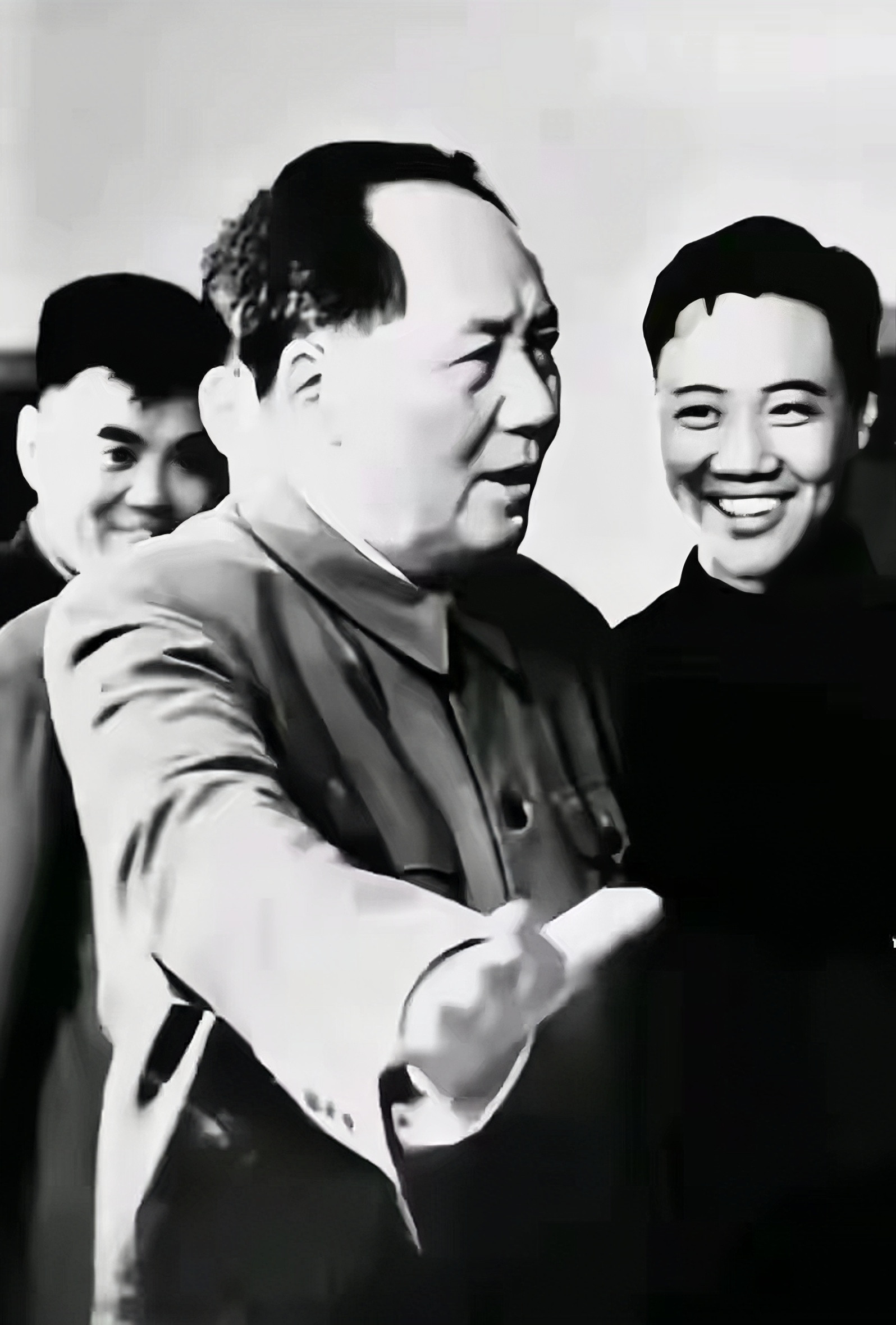 建国后毛主席视察秦皇岛码头，港务局局长石新陪同。石新介绍说，秦皇岛是天然的不冻良