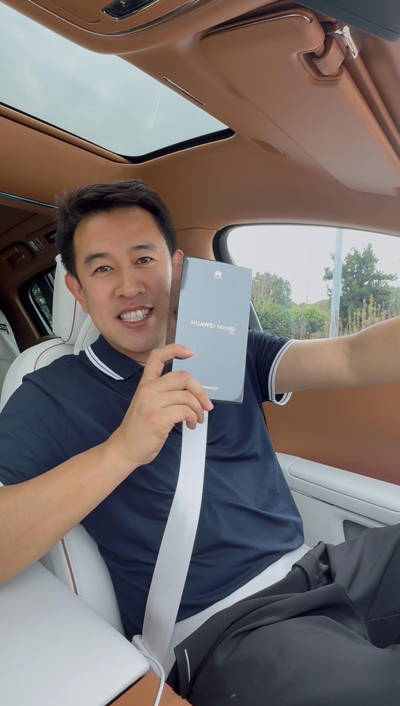 下午去给1月份的中奖粉丝送手机了，中奖的是一个萌妹子。庆舍的宠粉计划