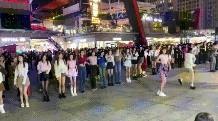 好多人反对扰民广场舞，那么看看这花果山的广场舞，你还反对吗？舞者，美者，即使是