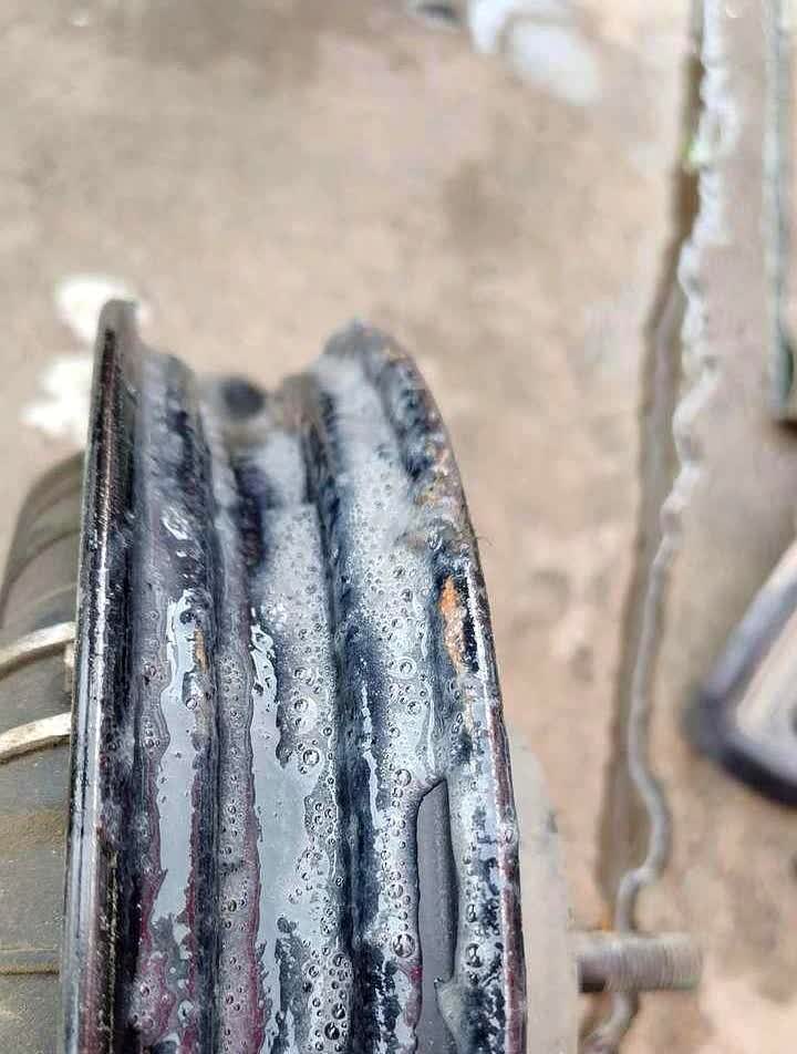 电动车灌胶修胎就是坑！轮毂废了亏大钱。真空胎气压低了可能突然没气，打足气