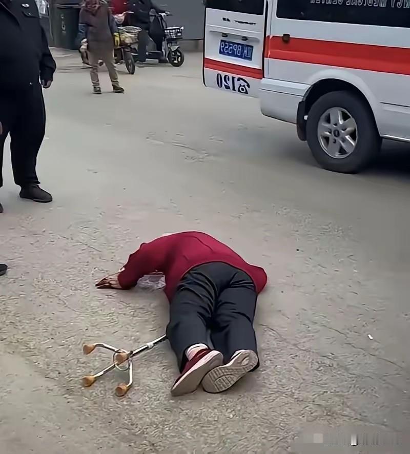 杭州62岁阿姨摔倒躺在路边25分钟，路人不敢上前搀扶，救护车接进急诊，她一口咬定