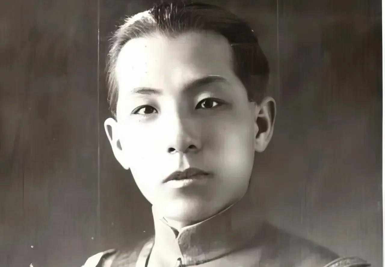 那天晚上，张学良刚上床。突然，一女子爬上来，哭着说：“汉卿，我离不开你啊！”然而
