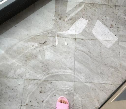 我同事老刘，上周正在公司开会，突然接到邻居电话：你家漏水了，水都流到楼道了！他飞