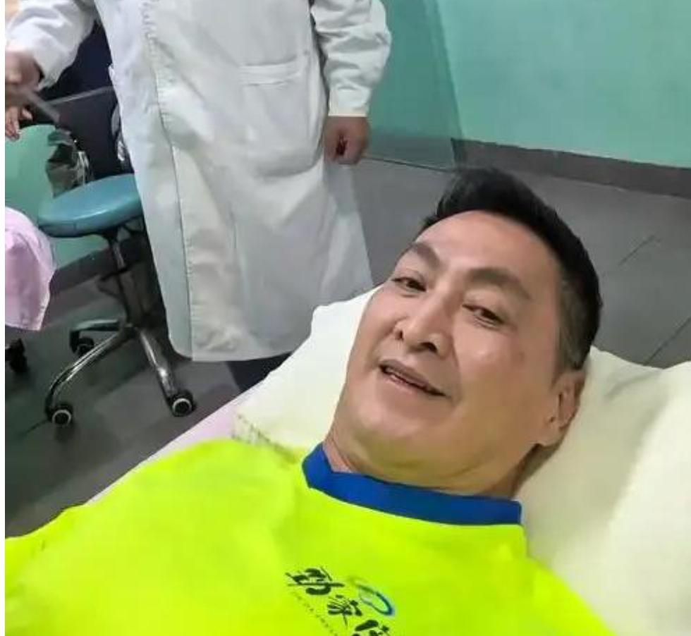 66岁的何家劲躺在病床上打针，昔日的“展昭”，身体已经老了！娱乐明星