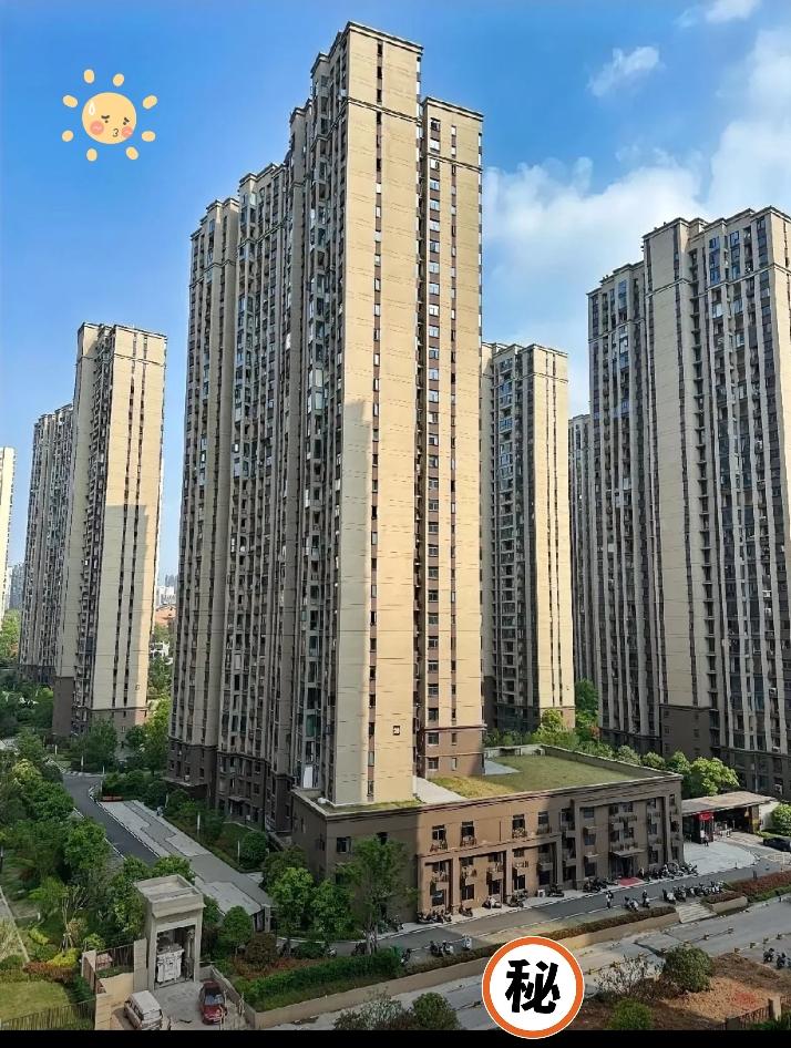 刚才那个做投资的朋友给我透了个底，听得我后背发凉：他说现在只要房子还没过户，赶紧