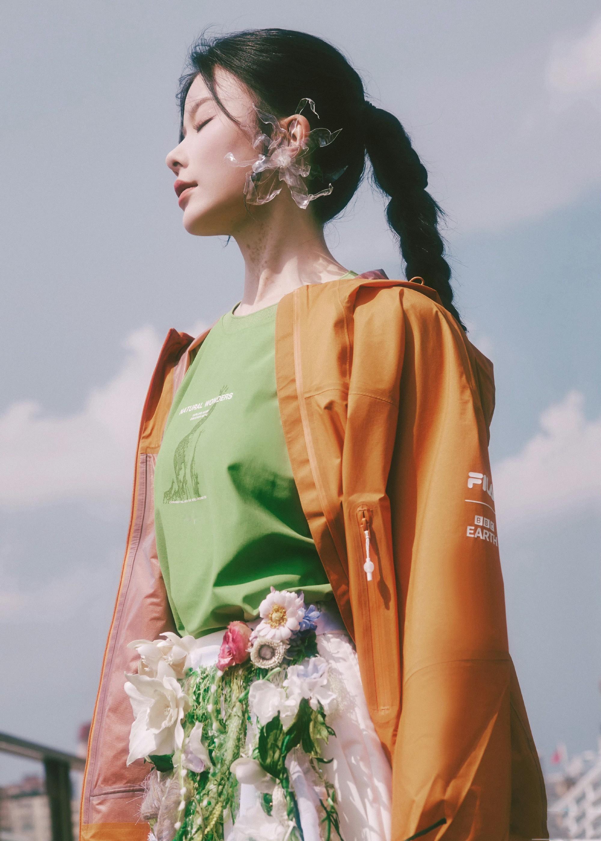 陈卓璇绿意盎然青春活力，把鲜花穿身上的小姐姐​​​