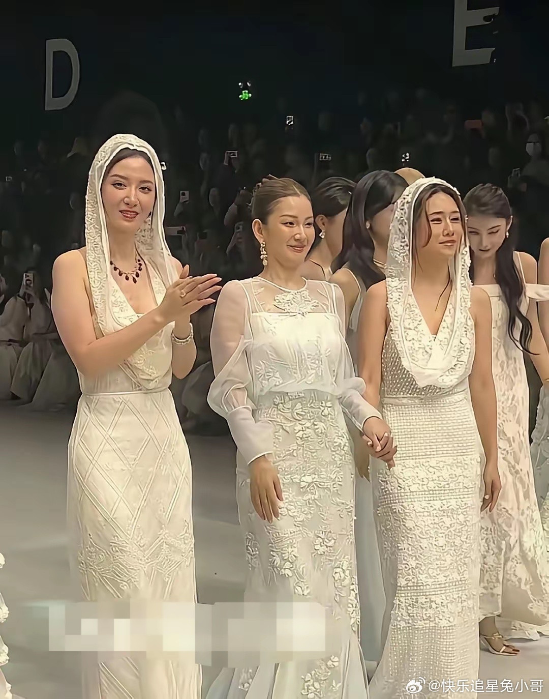 刘芸肯定特别后悔，怎么就和张萌选了同款裙子走秀！！！