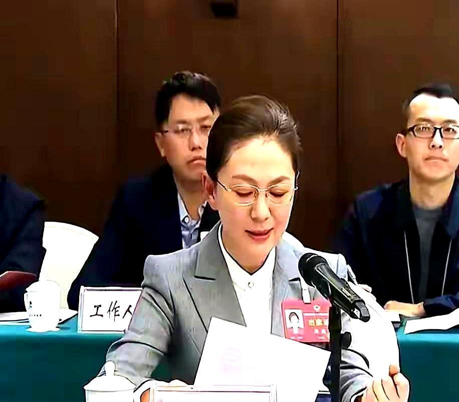 央视最狠女主持，不上班，工资照拿。圈里人放话：她，比董卿有墨水，比周涛还漂