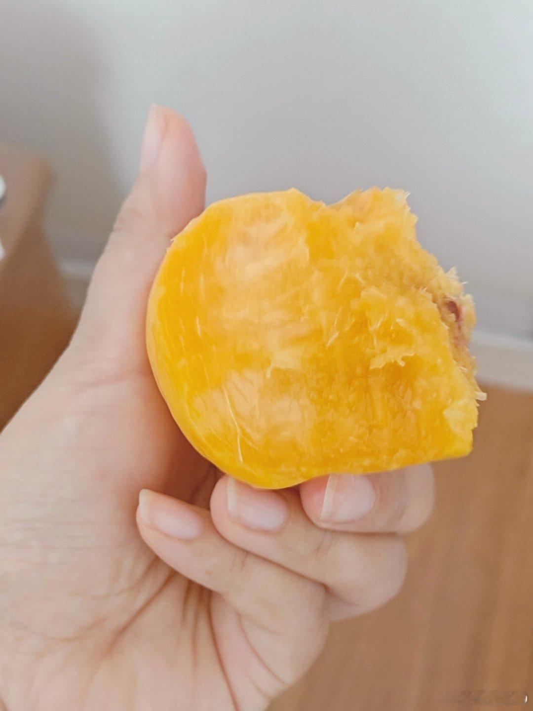 今天早上这个桃好甜都啃到核了也不酸又凉又甜太幸福了