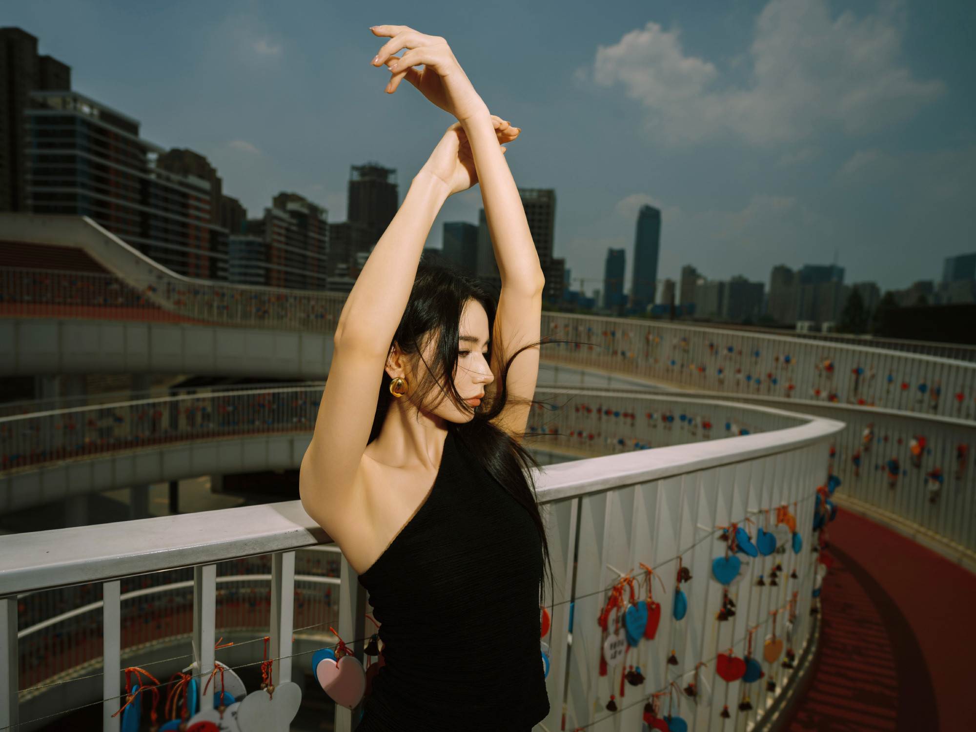 代斯，一袭简约黑裙搭配酷感直发，烈阳下释放别样清冷魅力​​​