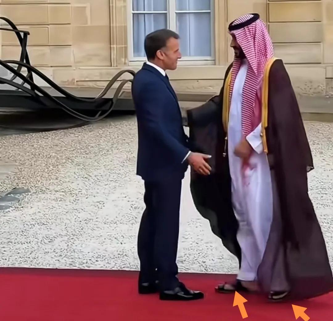 沙特阿拉伯王国首相穆罕默德·本·萨勒曼穿拖鞋会见法国总统马克龙。