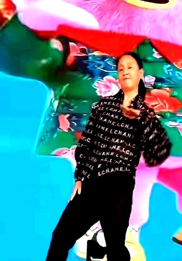 龙丹妮在年会上扭成宋小宝时，李维嘉正抱着何炅哽咽说“我回来了”。五十二岁的