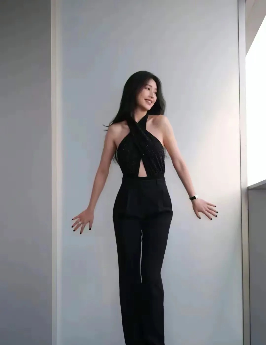 张俪170cm“行走的荷尔蒙”！小蛮腰+大长腿，这身材曲线完美